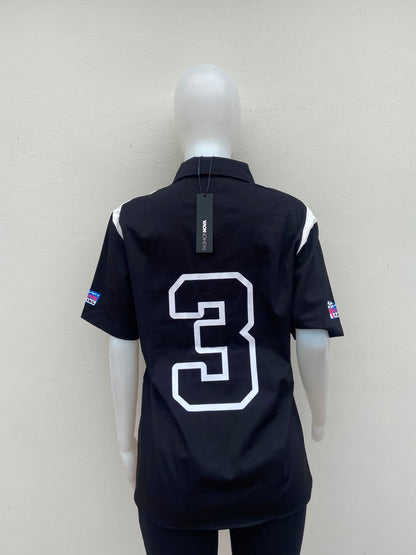 Camisa negra con estampados inspirados en carreras número 06 al frente y 3 atrás