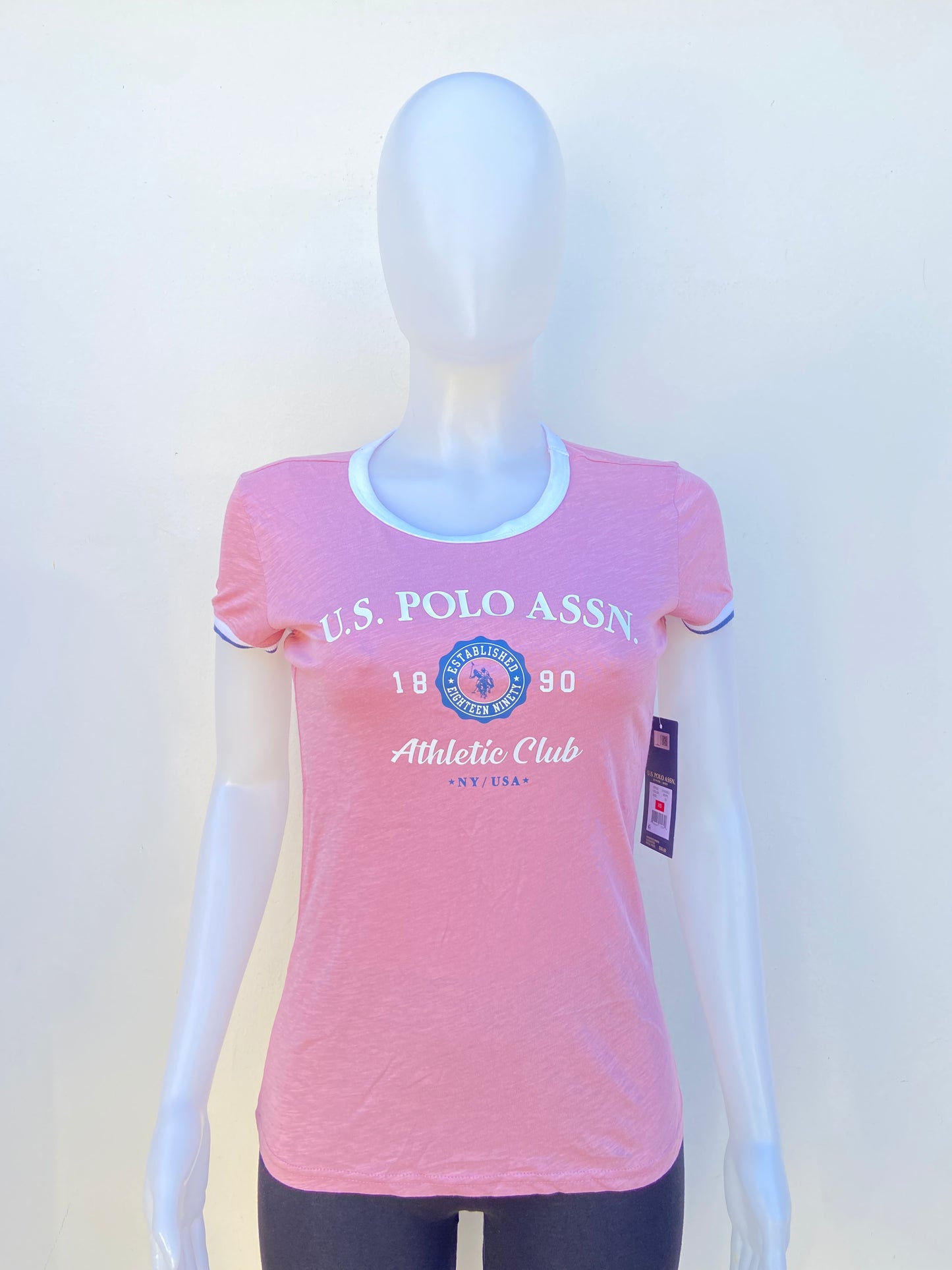 T-shirt U.S Polo original rosado claro con letras U.S POLO ASSN en blanco.