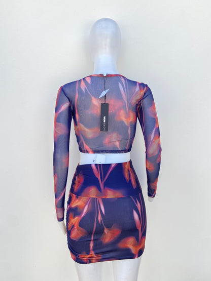 Conjunto, azul marino con degradado marron y top transparente.
