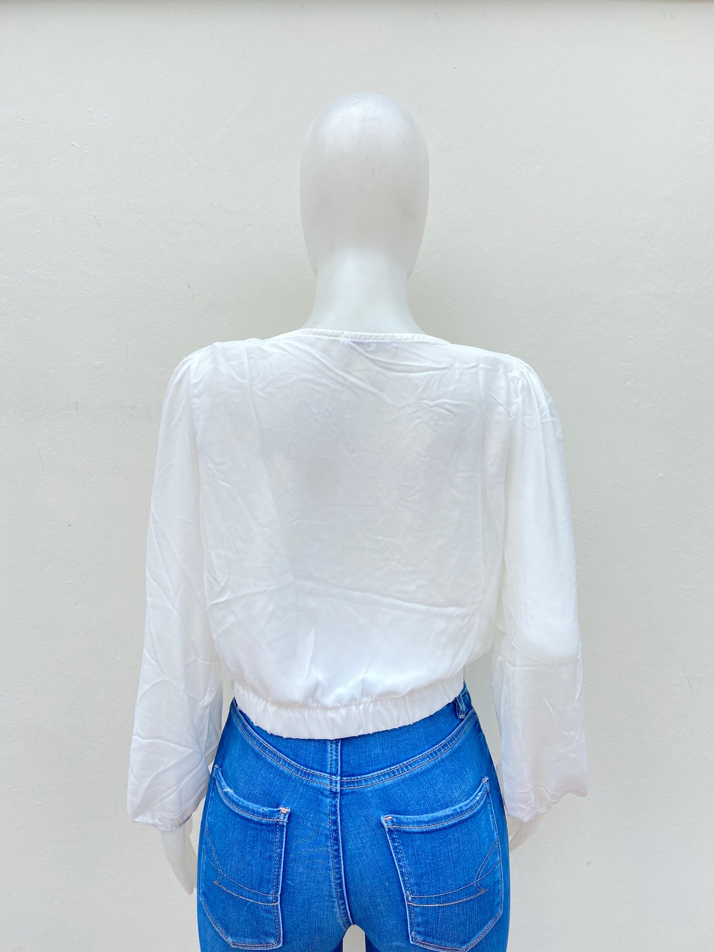 Blusa Iris original blanca con mangas abucheadas y escote en V.