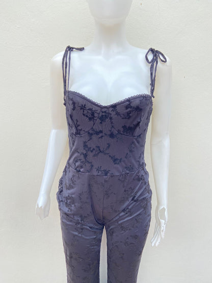 Enterizo, negro con estampado de flores en terciopelo y lazos ajustables.