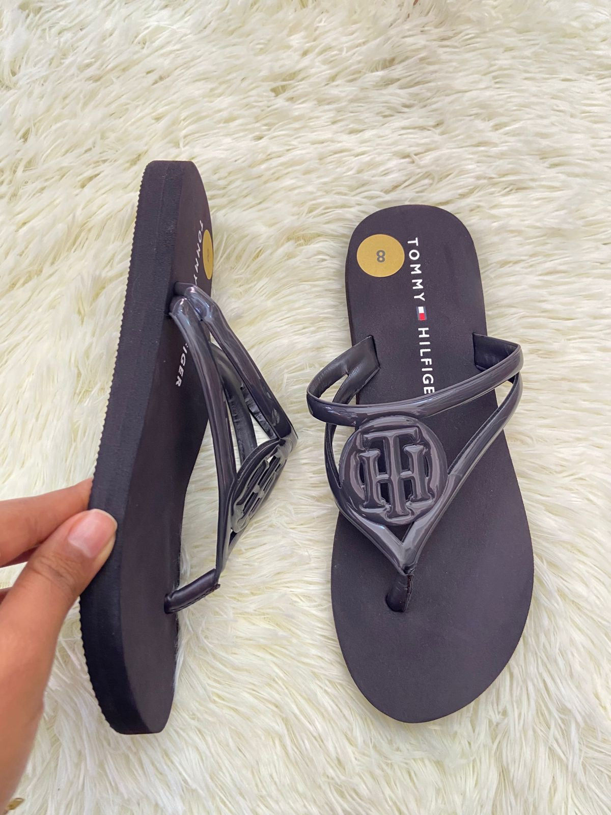 Sandalias TOMMY HILFIGER Original, negra con TH en frente.