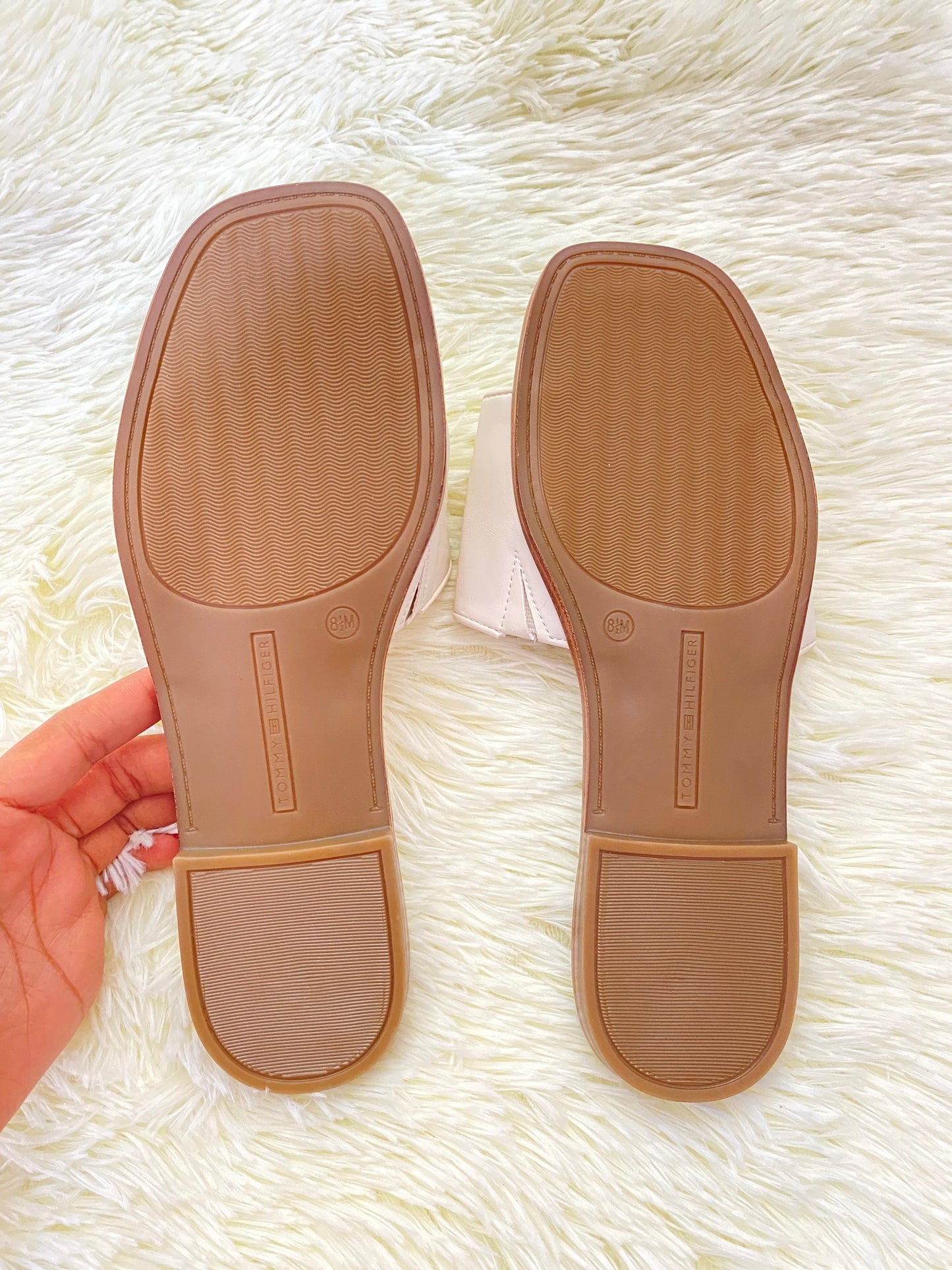 Sandalias TOMMY HILFIGER original, crema con placa TH en dorado.