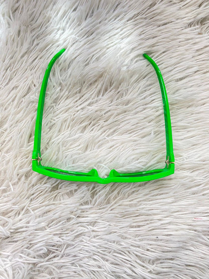 Lentes diseñados con protección UV 100-400 para proteger tu visión. Verde pequeños.