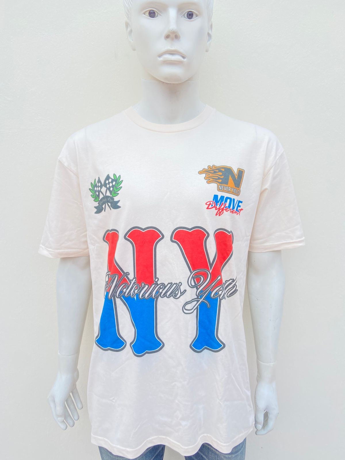 T-shirt crema con letra al frenre NY en color azul y rojo Notorious youth