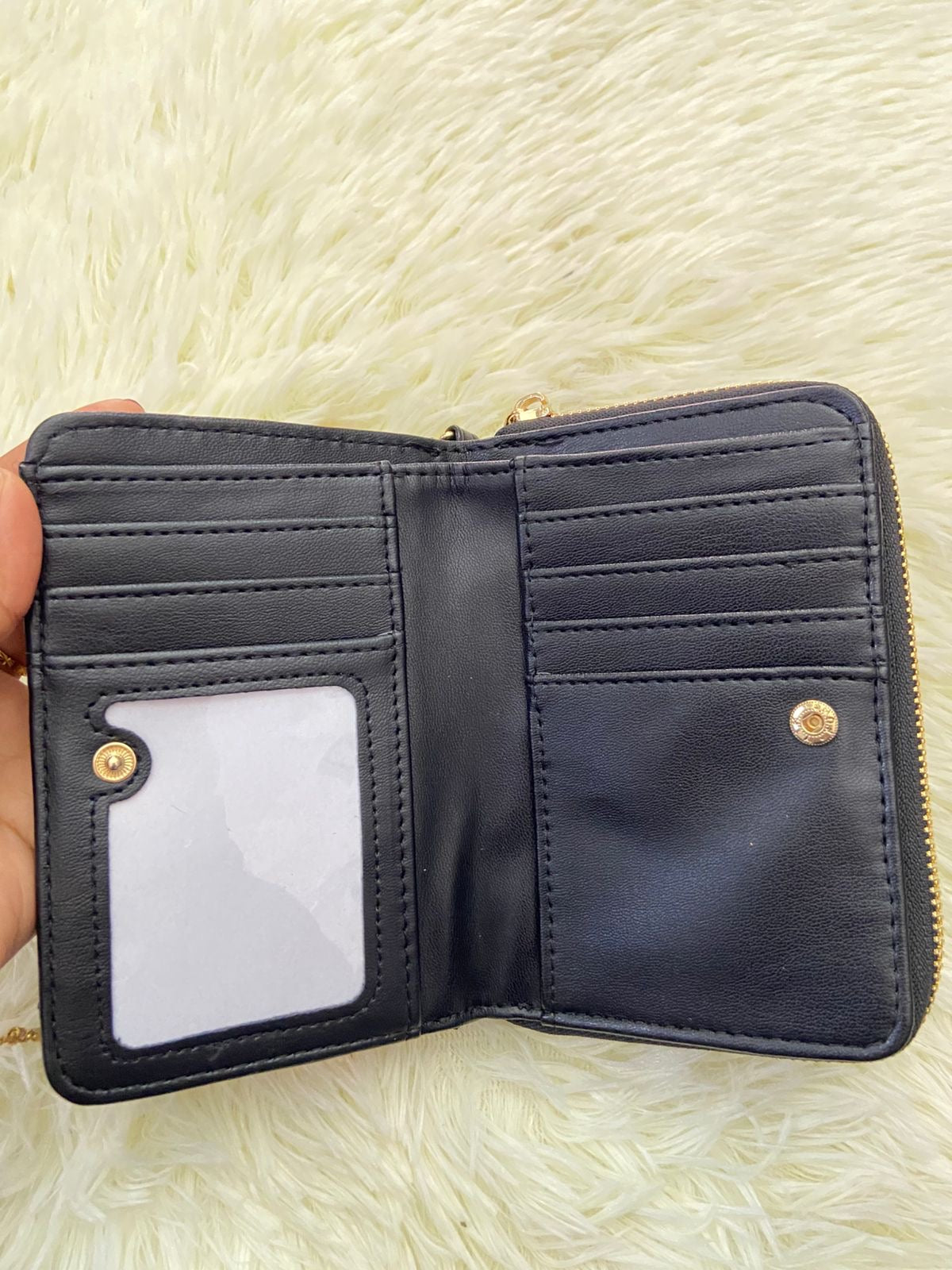 Monedero Cartera STEVE MADDEN original negro con placa de la marca en dorado y varios compartimentos.