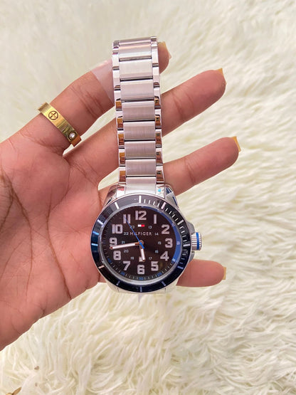 Reloj TOMMY HILFIGER original, 46mm cara , plateado con fondo negro con azul.