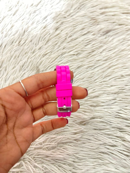 Reloj MINNIE en color rosado con imagen de minnie en el fondo