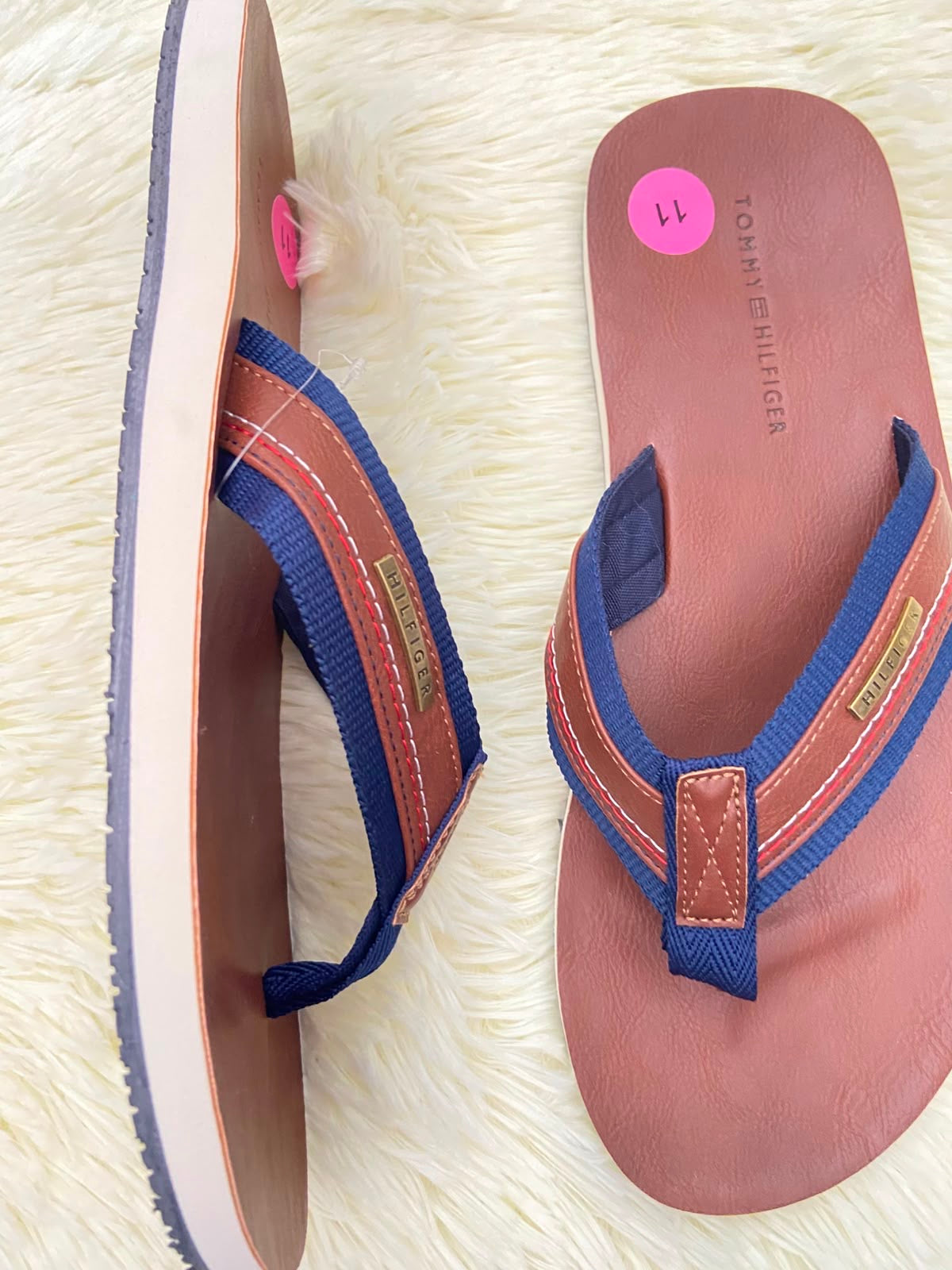 Sandalias TOMMY HILFIGER Original, Marron oscuro con detalles en color azul marino y placa HILFIGER en color bronce.