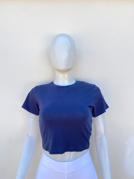 Top en color azul marino liso con mangas.