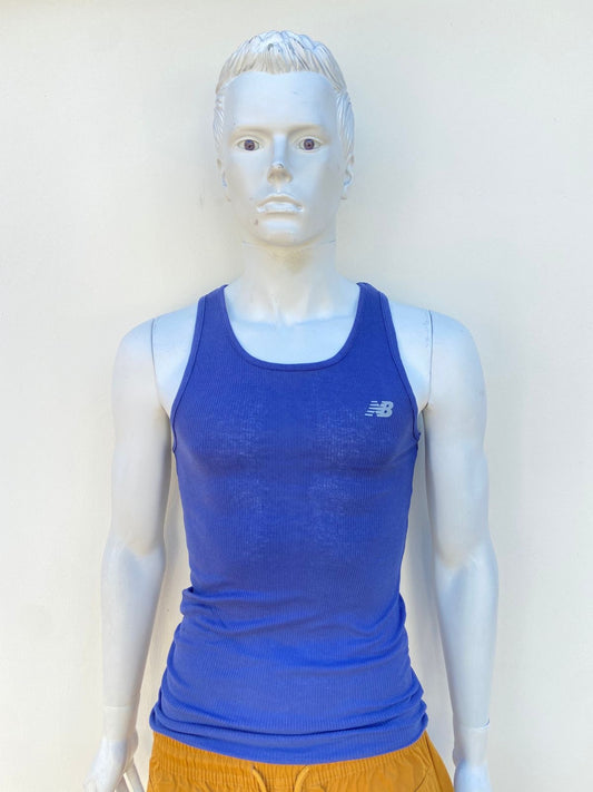 Franela New Balance Original en color azul marino con logotigo de la marca al frente en color gris.