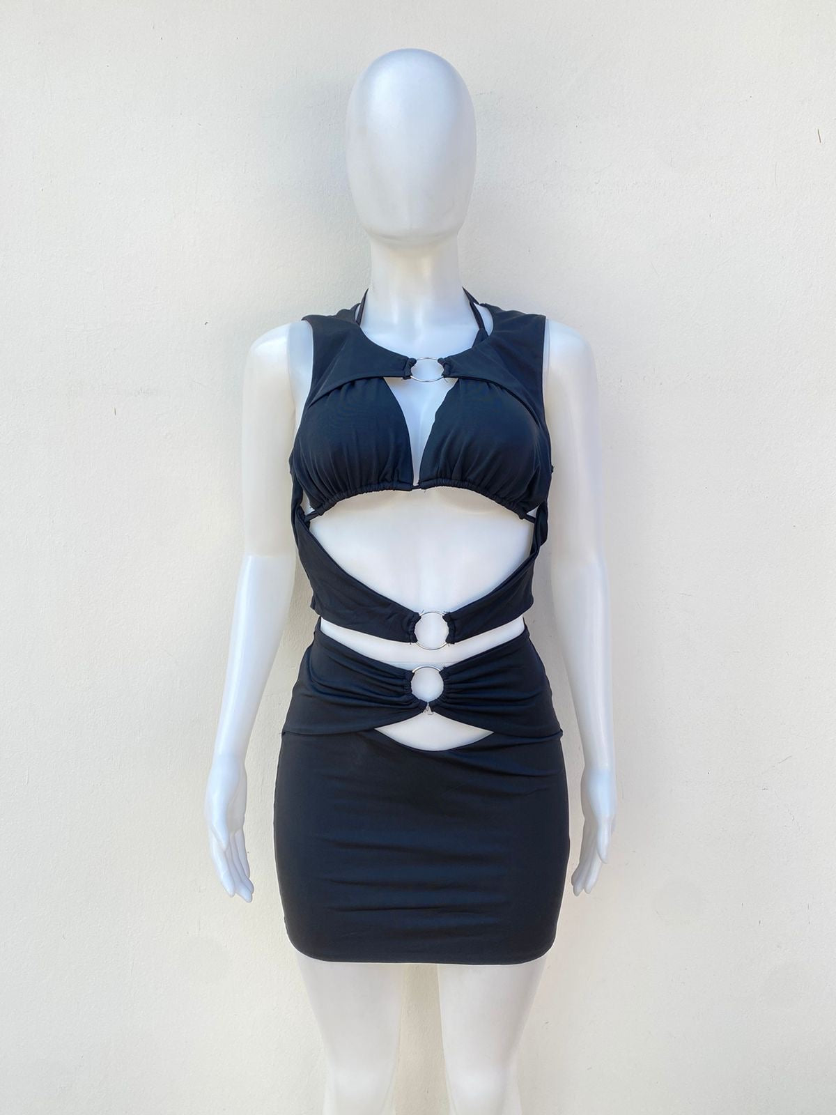 Conjunto Fashion Nova original negro de falda, y abierto en frente.