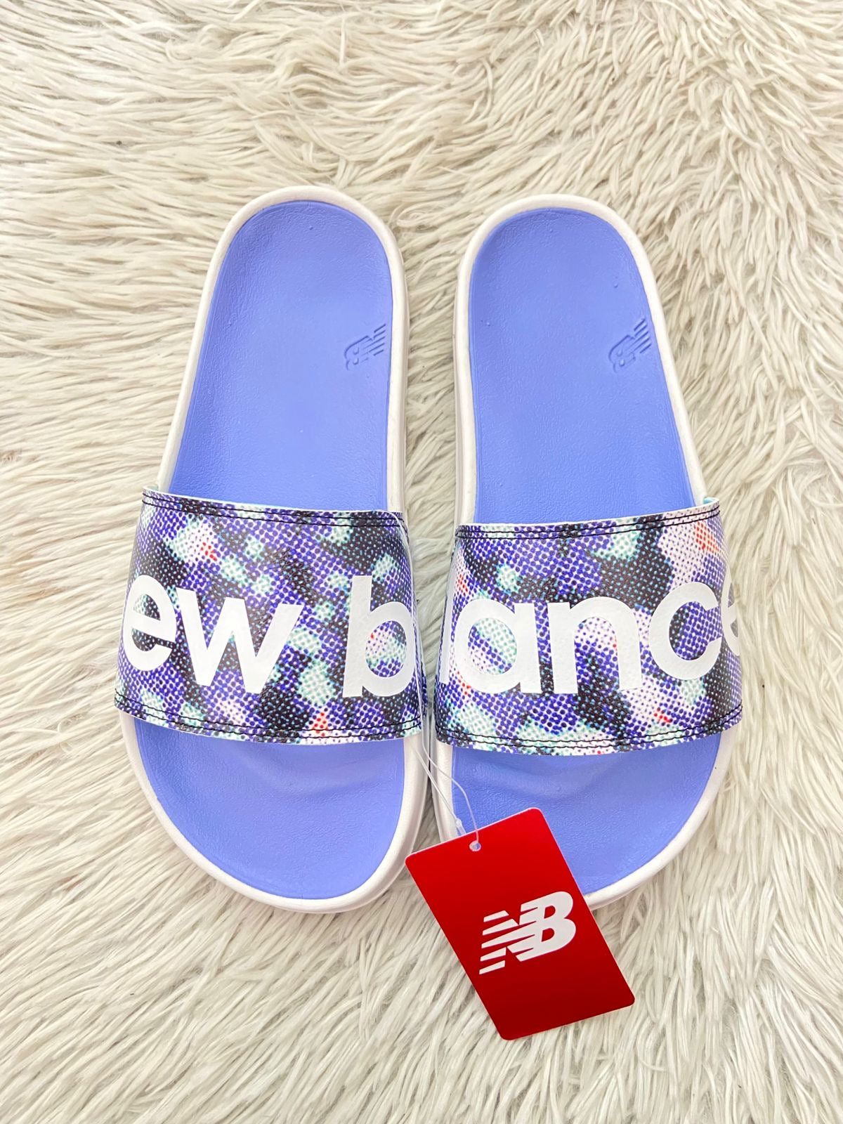 Sandalias NEW BALANCE original, azul claro con blanco y letras de la marca en frente.