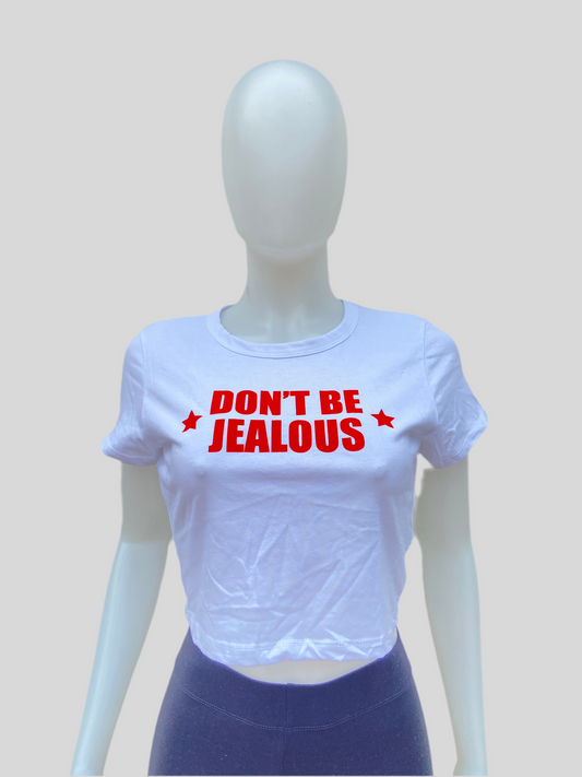 Top, blanco con letras DON’T BE JEALOUS en rojo ( No sea celosa ).