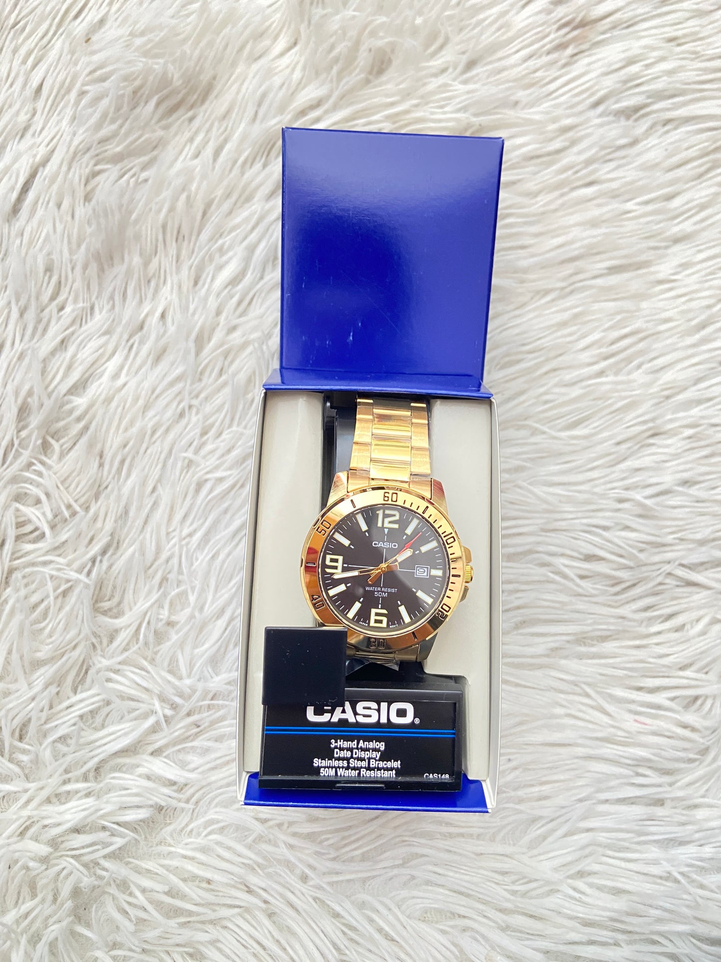 Reloj CASIO original dorado con fondo negro agua impermeable