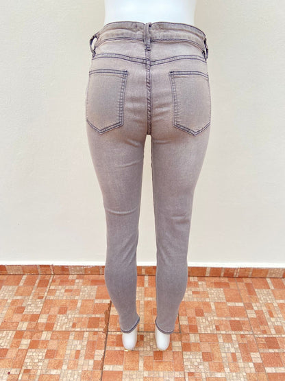 Pantalón Jean, gris claro liso, con costura en hilo negro, SKINNY JEANS.