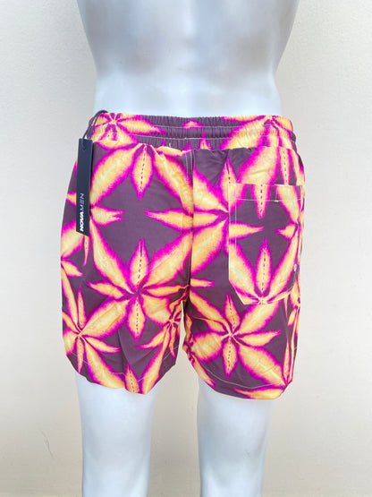 Bañador Baggy morado con estampado de una hoja amarilla.