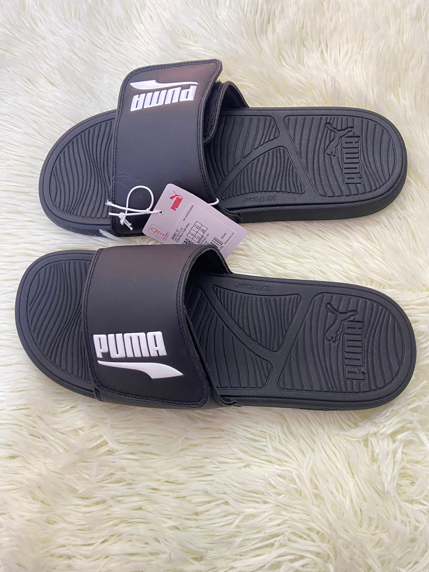 Sandalias PUMA original, negra con letras PUMA eñ color blanco en los lado.