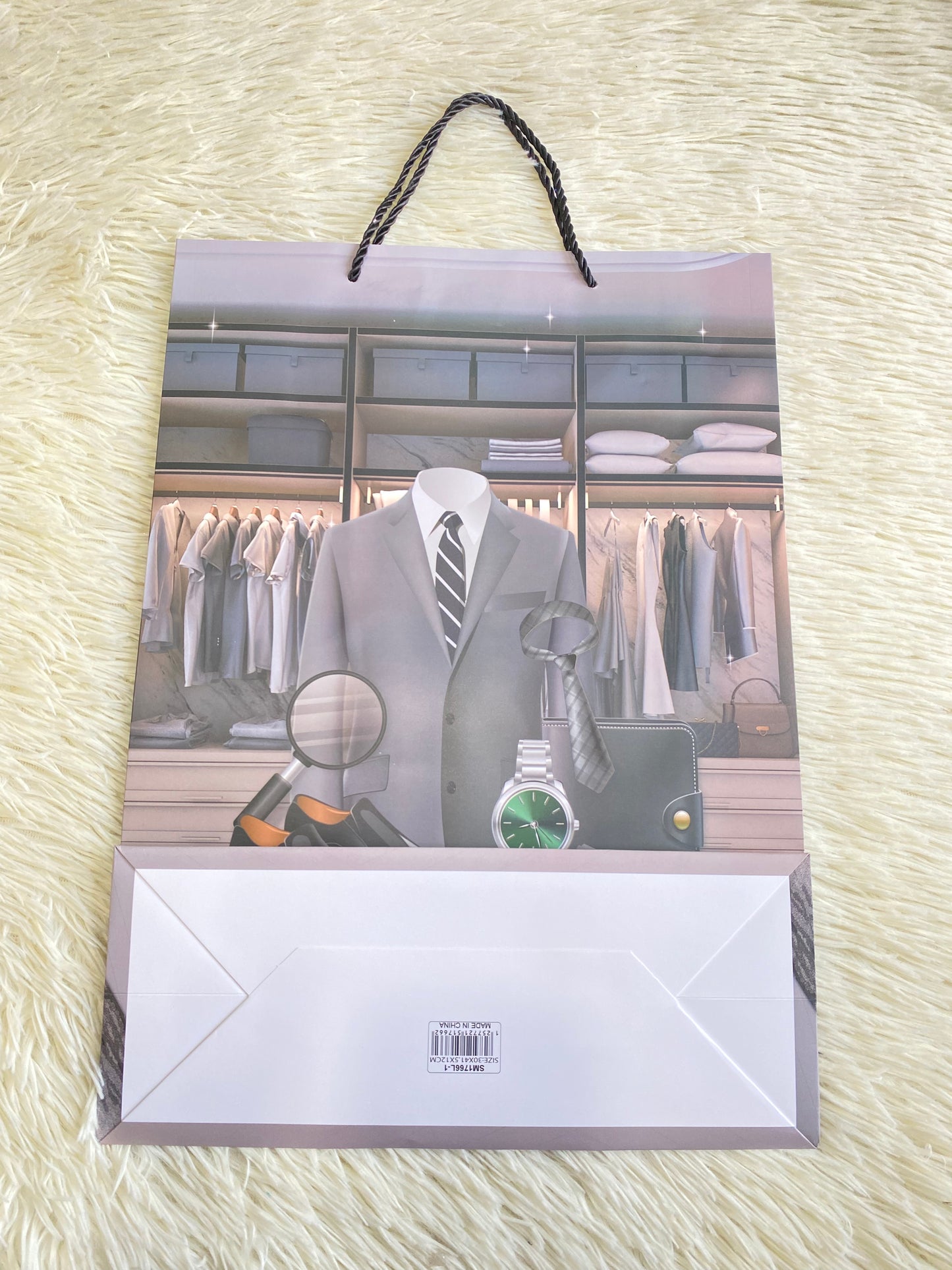 Shopping gris con traje gris y reloj verde en el centro. GRANDE