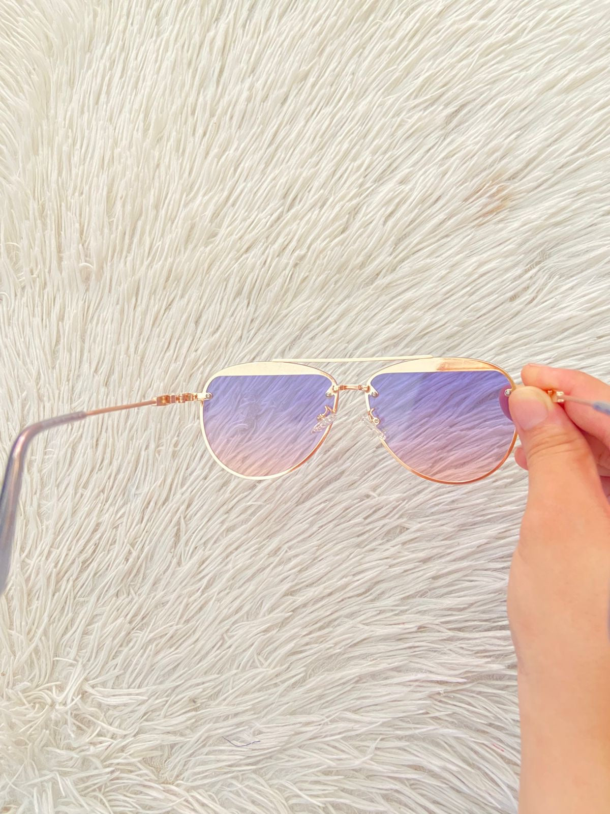 Lentes GUESS Original con marco en color dorado con micas grandes en color azules/rosada y letra guess al frente.