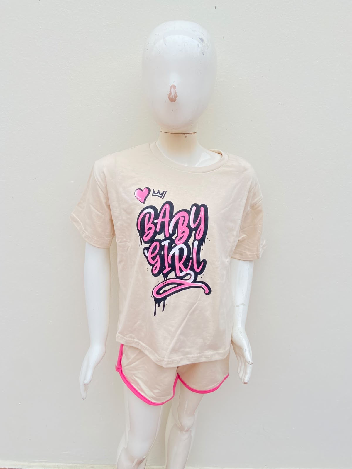 Conjunto color  crema, con letras en color rosado BABY GIRL.