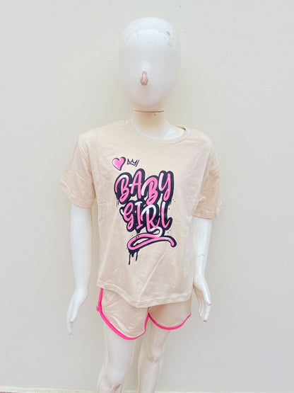 Conjunto color  crema, con letras en color rosado BABY GIRL.