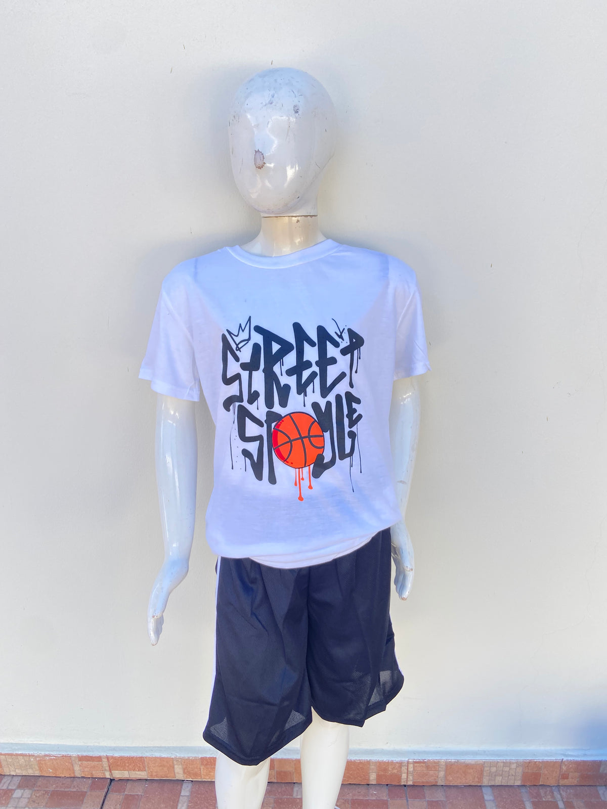 Conjunto, negro con blanco y estampado de una pelota de baloncesto.