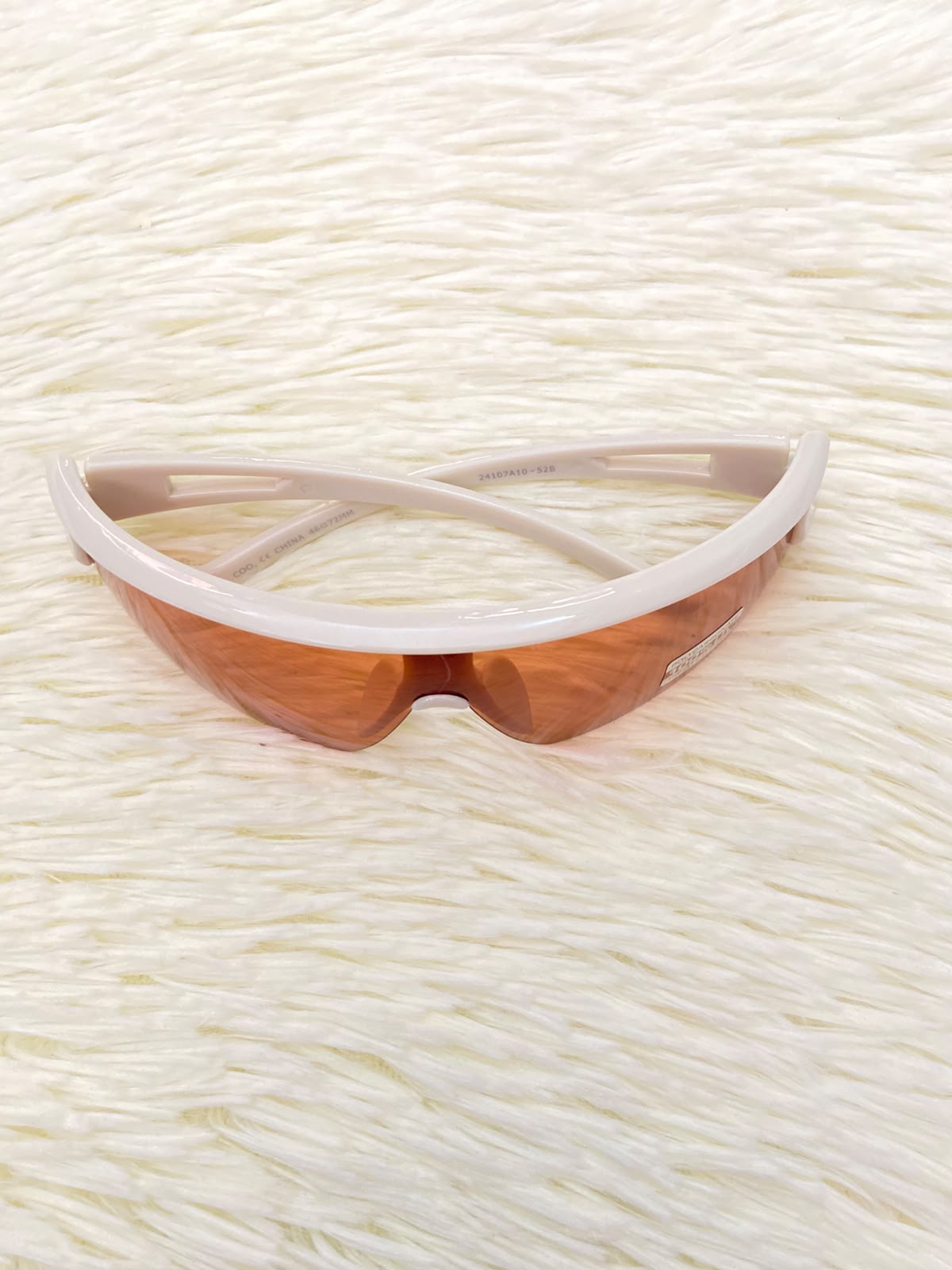 Lentes, naranja con montura en color crema y micas naranja, con preparación UV 100%.