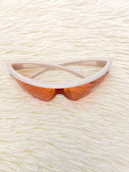 Lentes, naranja con montura en color crema y micas naranja, con preparación UV 100%.