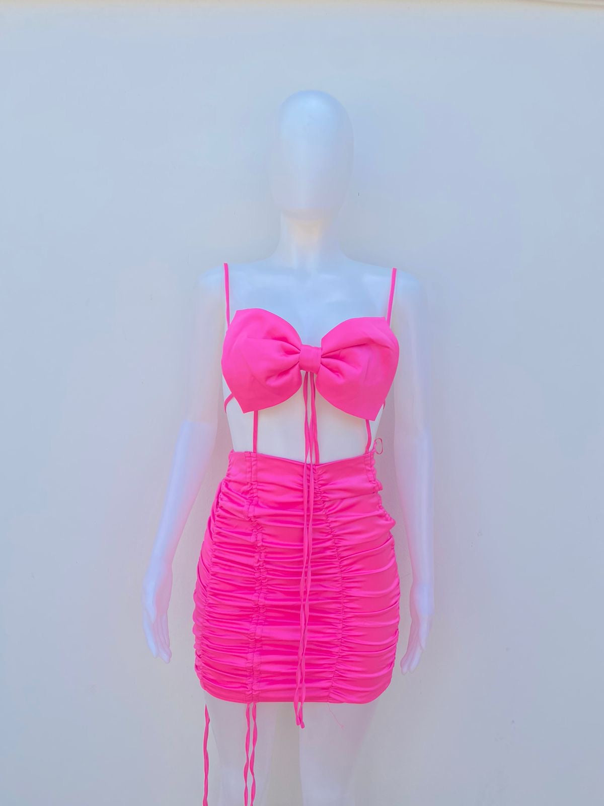 Vestido Fashion Nova original rosado con lazos ajustables.