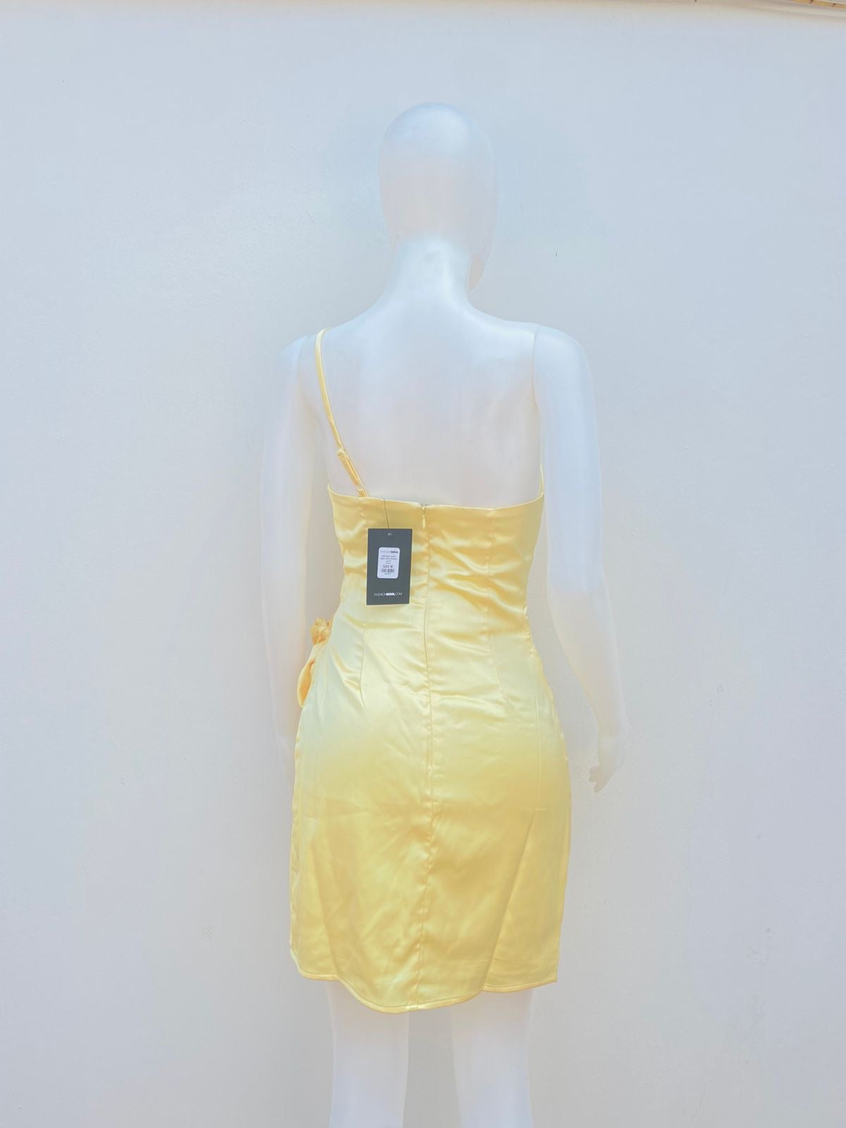 Vestido Fashion Nova original amarillo en satin, con lazos ajustable al lado.