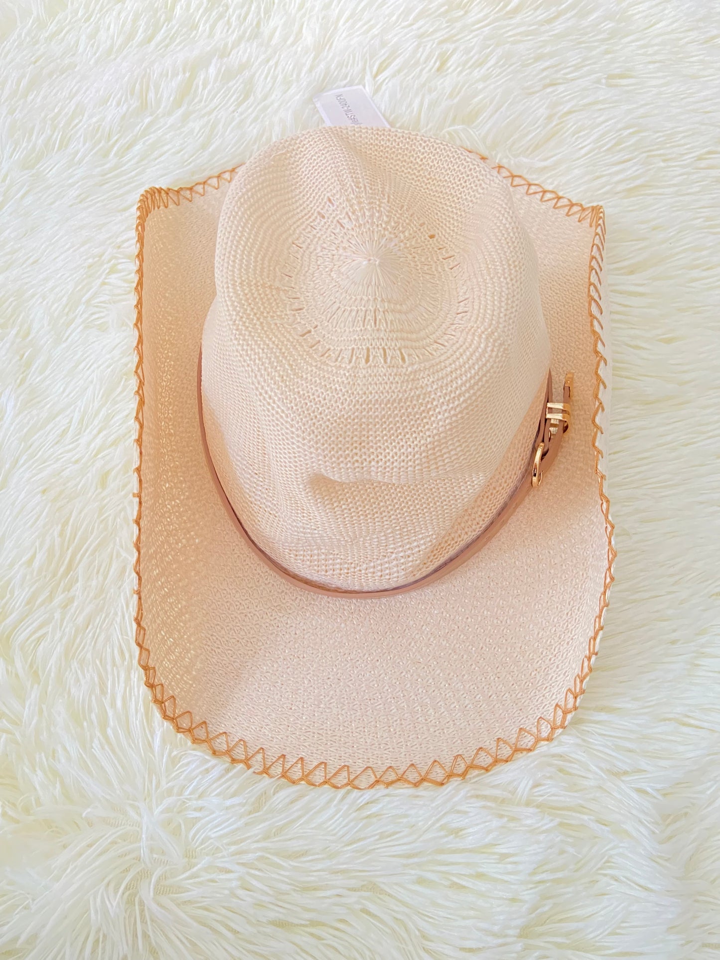 Sombrero, crema con costura en hilo marron y correa en color beige.