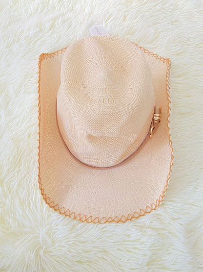 Sombrero, crema con costura en hilo marron y correa en color beige.