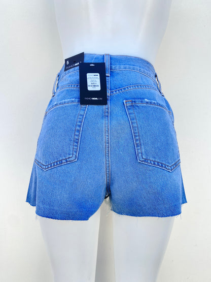 Short azul claro con rasgados en la parte delantera.