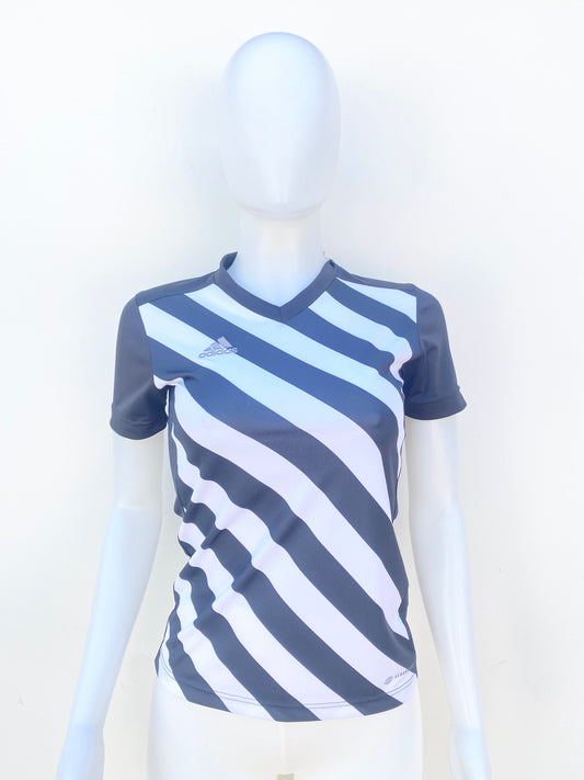 T-shirt Adidas original de coló negro en la parte de atrás y diseño de líneas blanca y negras al frente cuello V con logo y letra ADIDAS al frente en color gris en tela deportiva