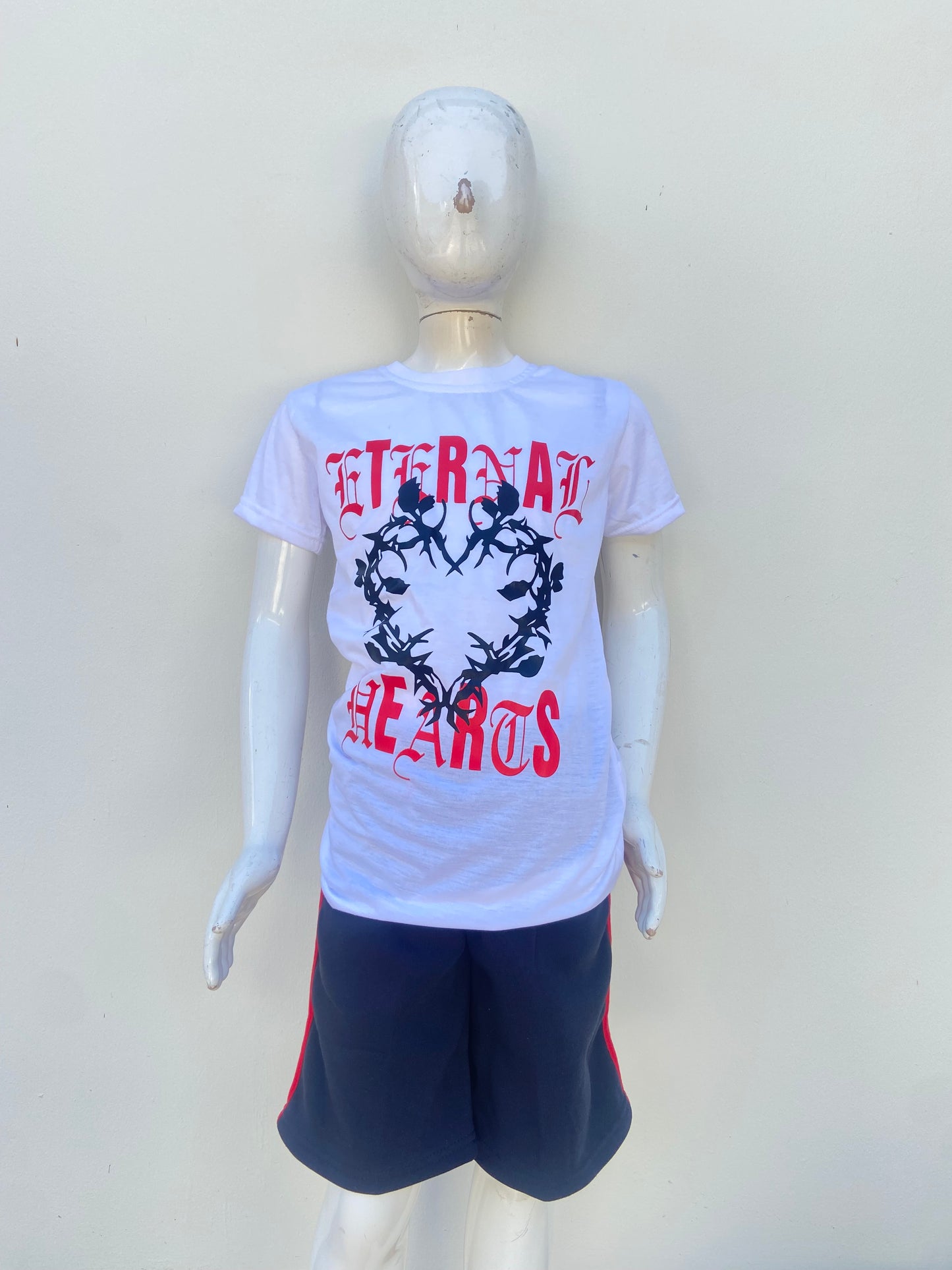 Conjunto, negro con blanco y corazón negro en frente.