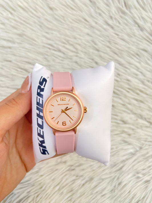 Reloj SKECHERS Original, en color rosado, con caja redonda con marcadores y manecillas en dorado.