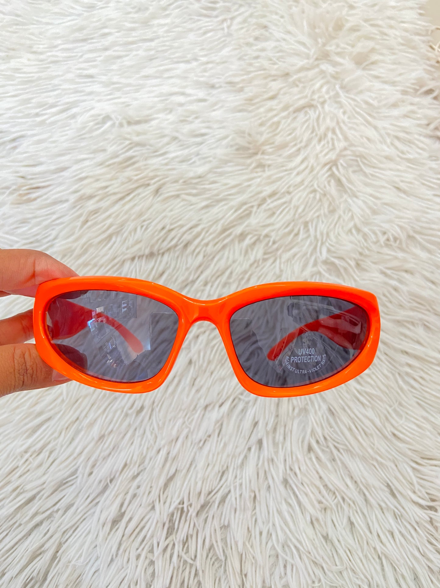 Lentes, naranja con micas de color negro.