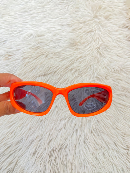 Lentes, diseñados con protección UV 100-400 para proteger tu visión. Naranja con micas de color negro.