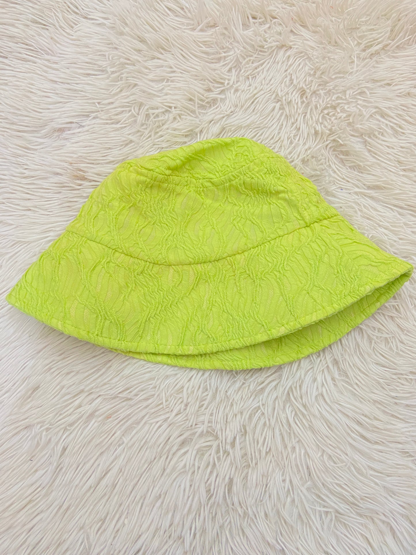 Gorro, verde limón con diseño de línea.