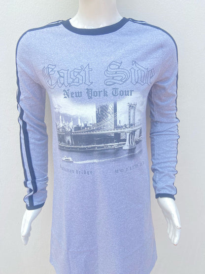 Vestido manga larga en color gris con detalles de lineas negras y estampado de la ciudad de NEW YORK, CAST SIDE