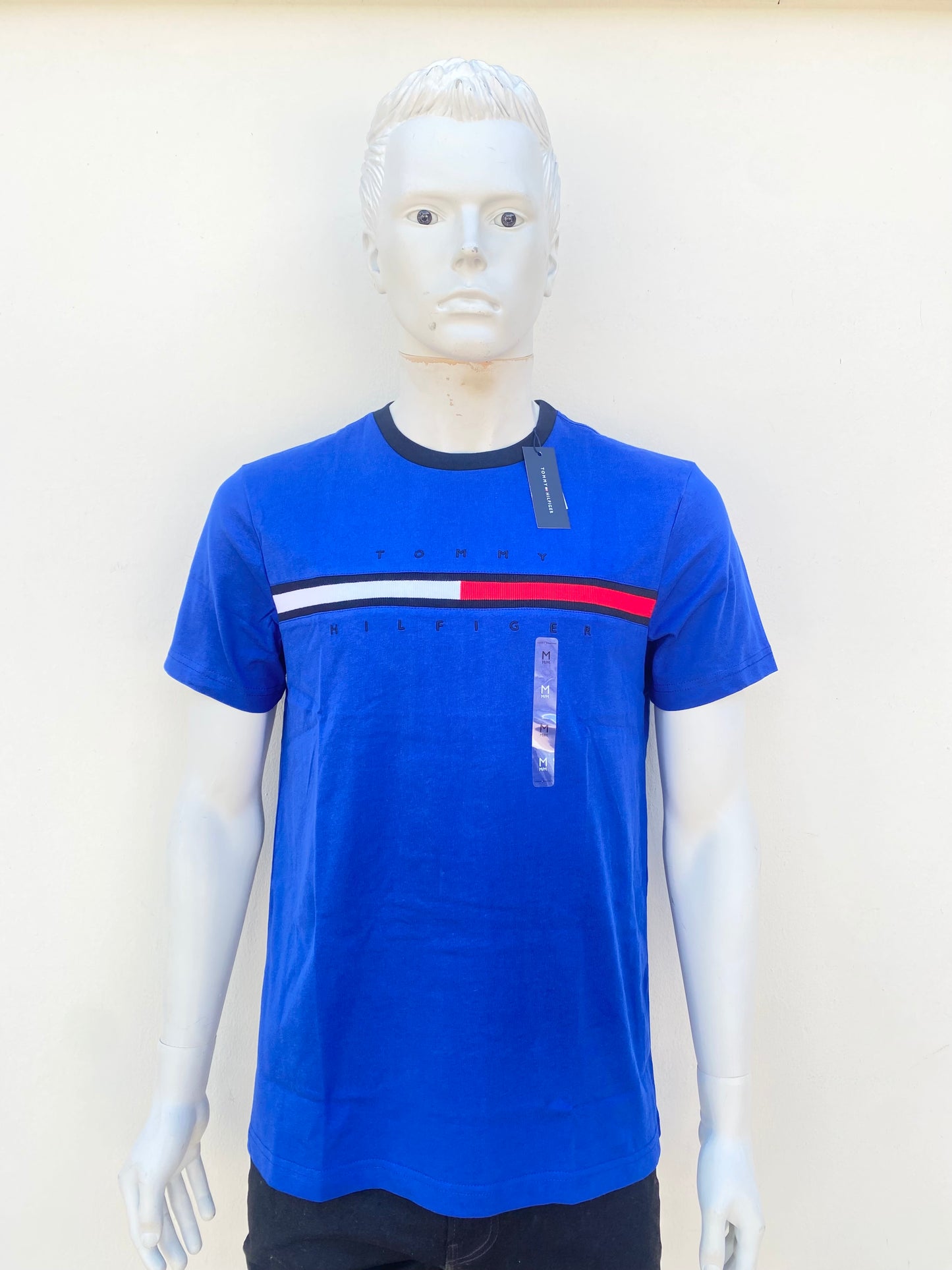 T-shirt Tommy Hilfiger original, azul marino con cuello negro, letras de la marca y bandera en blanco y rojo.