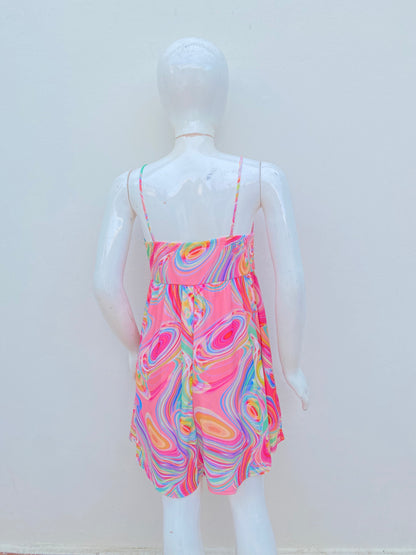 Vestido para niñas Fashion Nova Kids Rosado multicolor con fruncido en el centro.