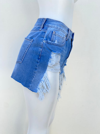Short azul claro con rasgados en la parte delantera.