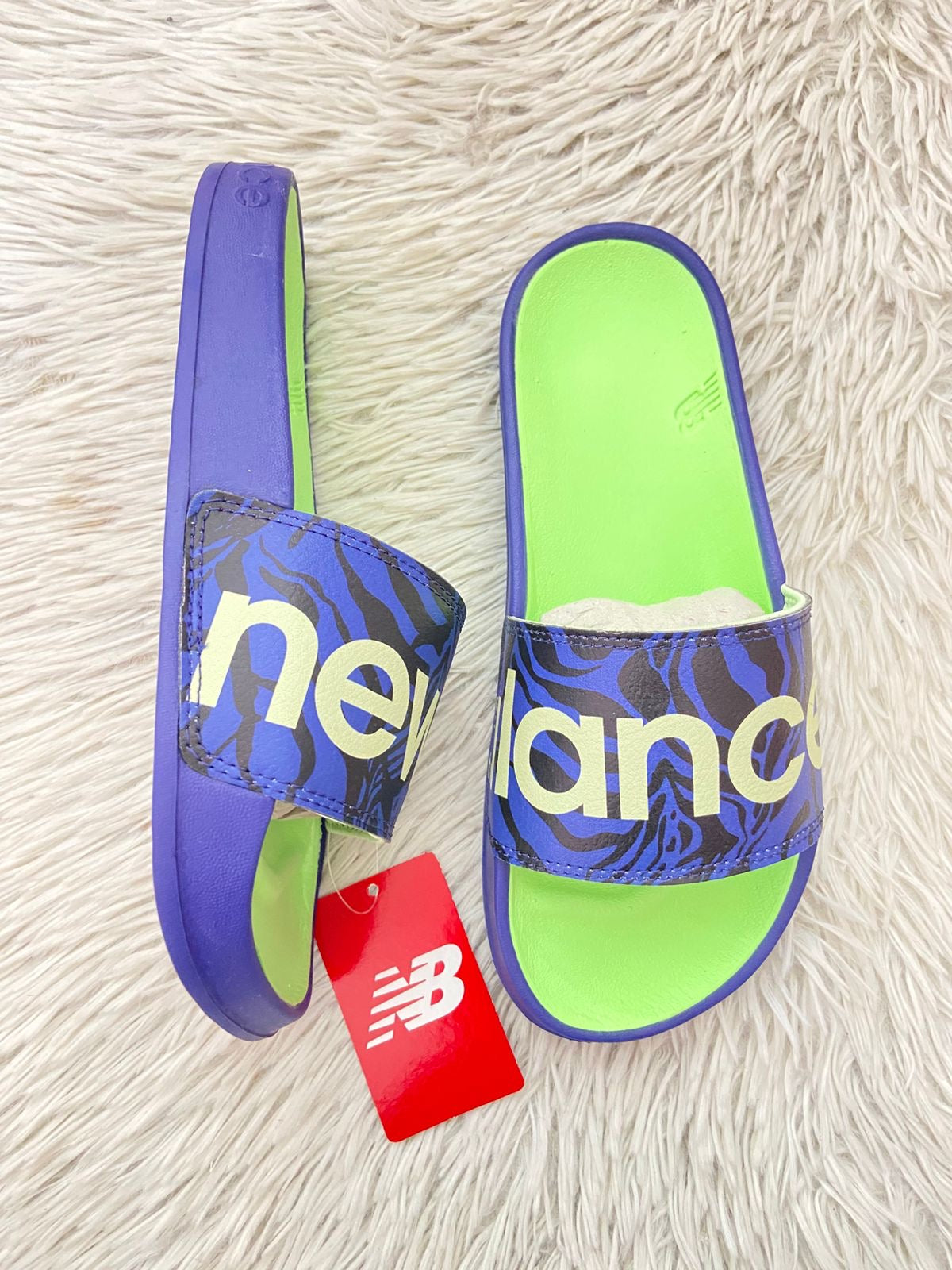 Sandalias NEW BALANCE original azul marino con verde neón y letras de la marca en frente.