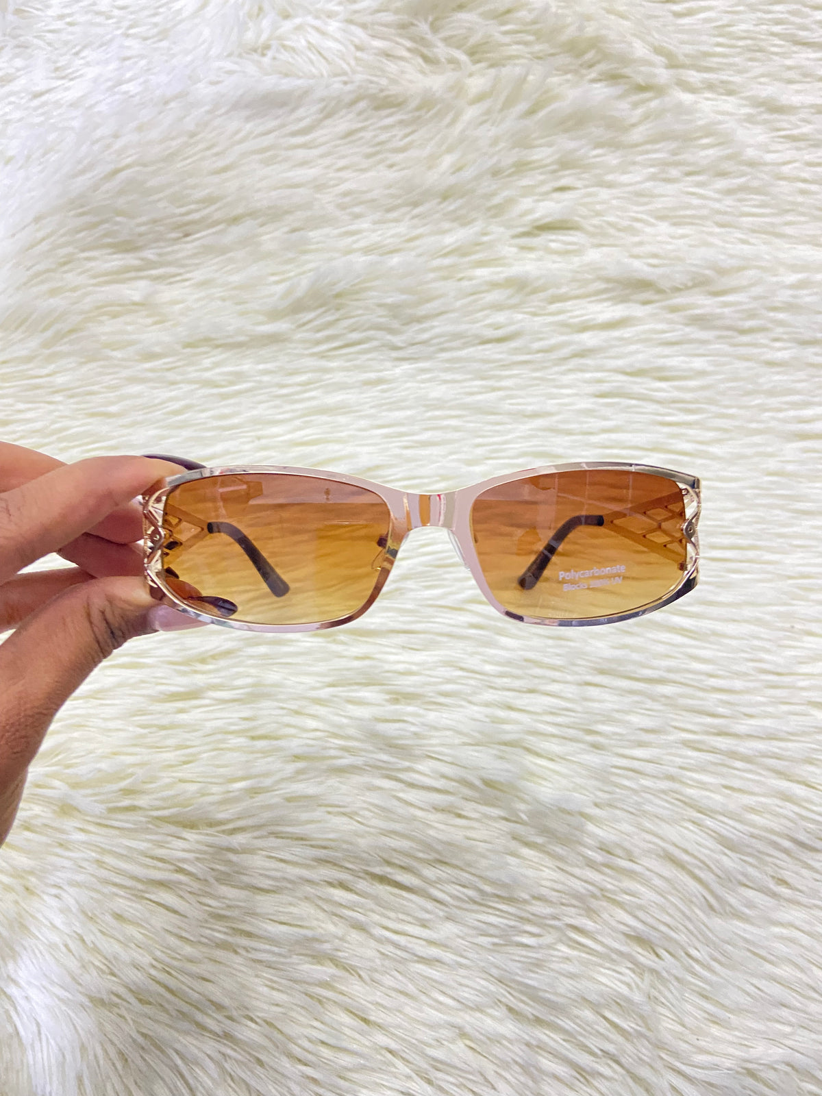 Lentes, marron con diseño abierto en la montura, más protección UV 100%.