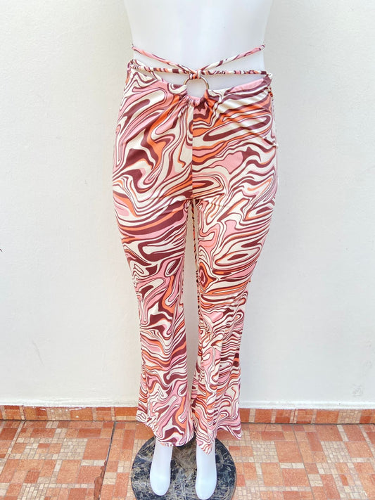 Pantalón Haute Monde Original, con estampado en tonos rosa, crema y diseño delantero.