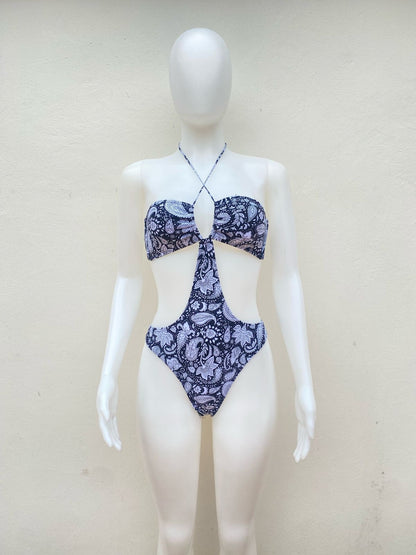 Biquini, de una pieza  negro y blanco con estampado de flores y lazo cruzado en la parte superior.