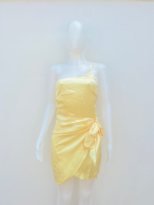 Vestido Fashion Nova original amarillo en satin, con lazos ajustable al lado.