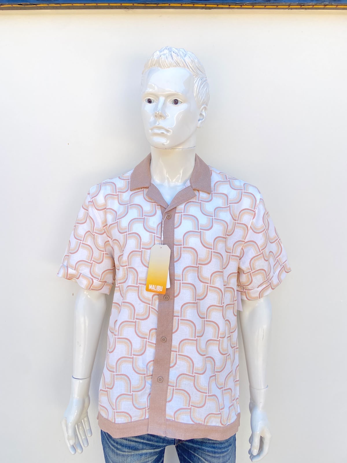 Camisa MALIBU BY DRILL CLOTHING CO. original, en color beige con marron, estampado de cuadros, cuello en color Marron.